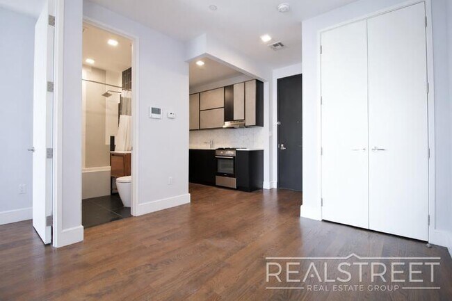 Foto del edificio - Luxury 2 BR in Bushwick with Balcony & Roof Deck!