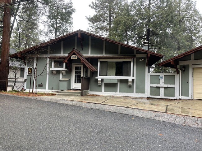 Foto del edificio - Large home level entry with garage.