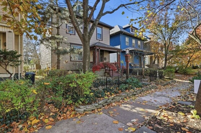 Building Photo - 243 E Mithoff St