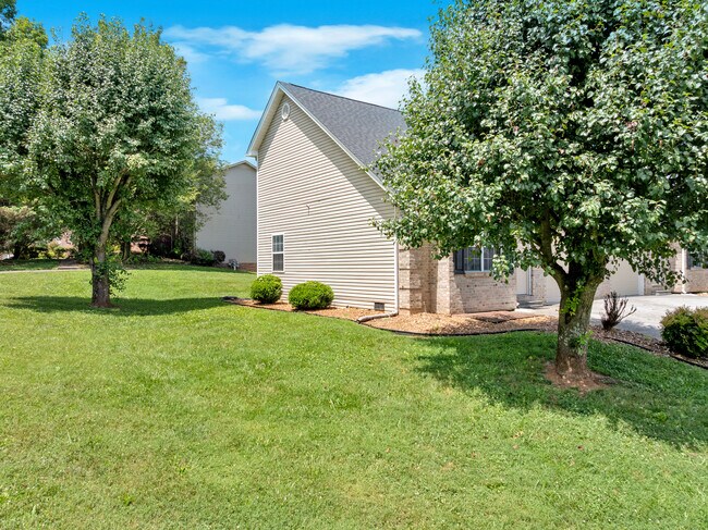 Building Photo - 711 Panther Creek Ct