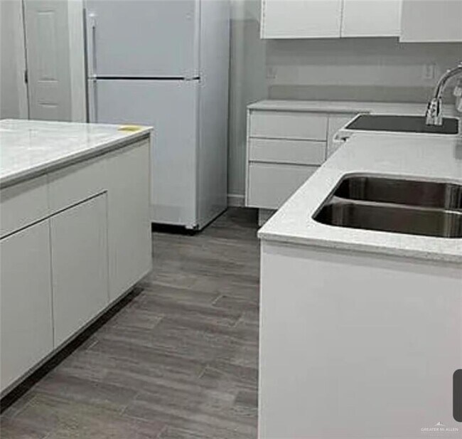 Building Photo - 11 Lore Dr