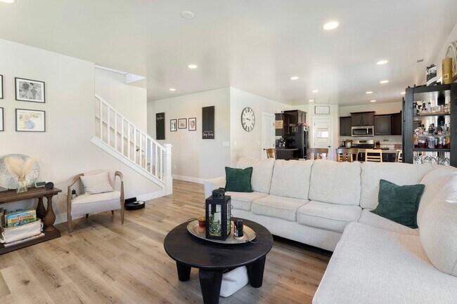 Foto del edificio - Stunning 5-Bedroom Family Home on a Corner...