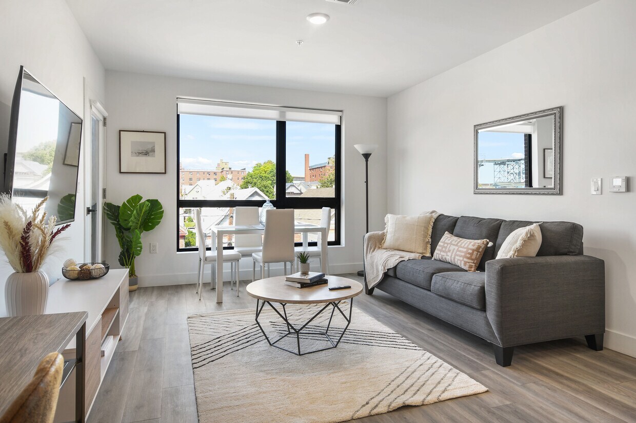Foto principal - 117 W 2nd St