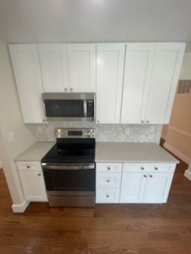 Building Photo - BEAUTIFLLY UPDATED TOWNHOME