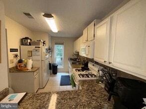 Building Photo - 10165 Oakton Terrace Rd