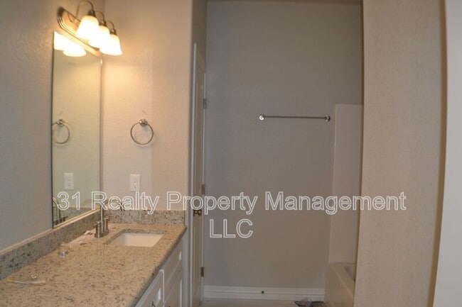Building Photo - 238 Western Hills Dr