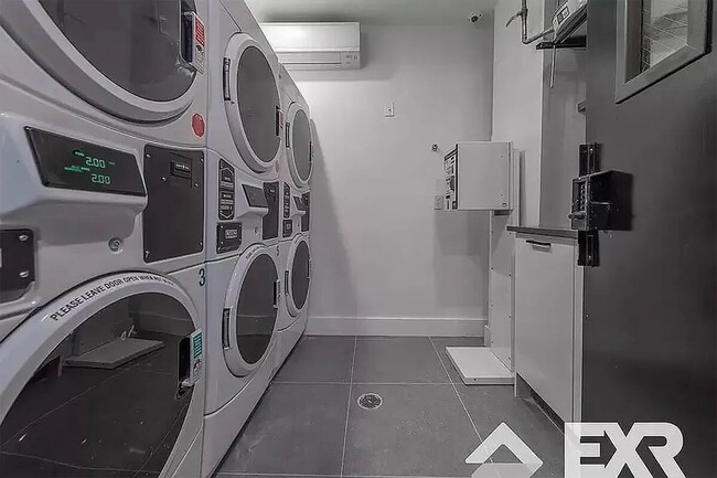 Building Photo - New HDTV room,  tons of natural light # 323