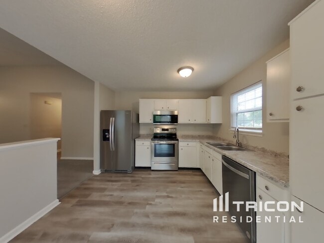 Building Photo - 1322 Thomas Dr