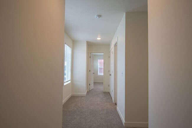 Building Photo - *Villas at the Pointe in Ogden