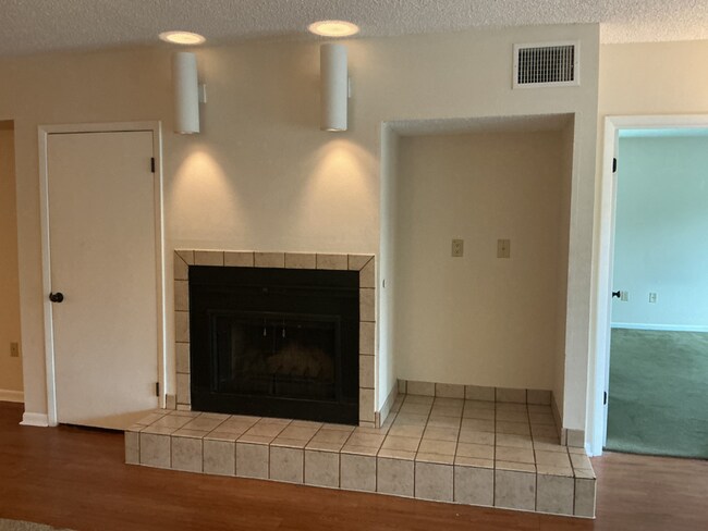 Foto del edificio - Lakeview Condo Coming Soon | Directly Acro...