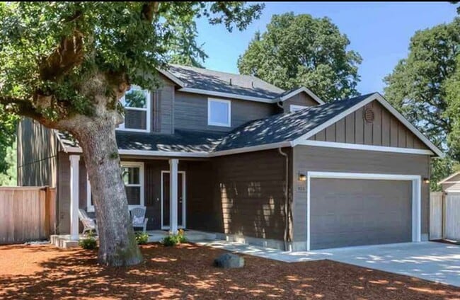 Building Photo - 926 NE Oakmont Loop
