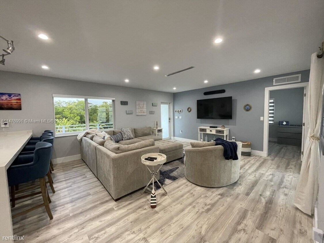 Primary Photo - 3 br, 3 bath House - 208 Orange Blossom Rd...