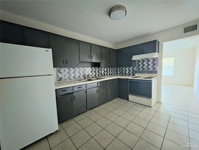 Building Photo - 14 Perkins Ave