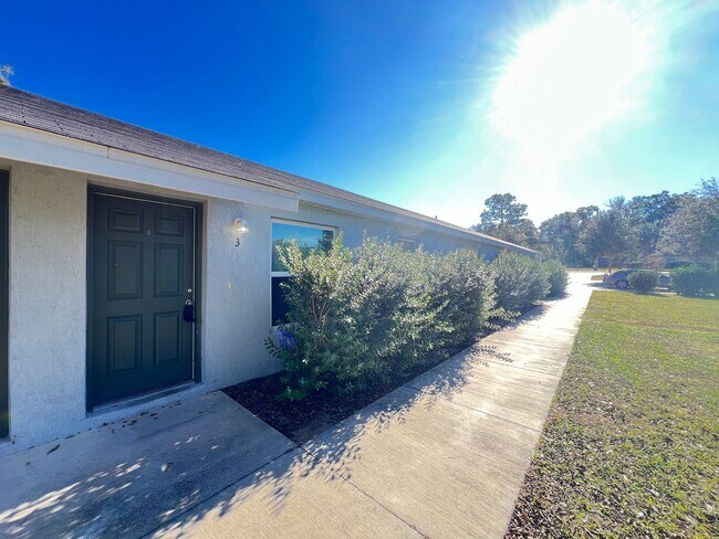 Foto del edificio - Modern 2 Bedroom, 2 Bath Duplex in Ocala – Lawn Care Included!