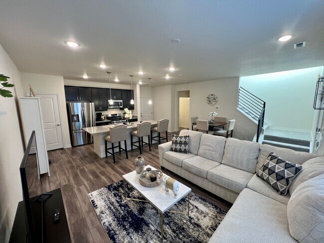 Foto del edificio - Almost New 3BD 2.5Bath Townhouse