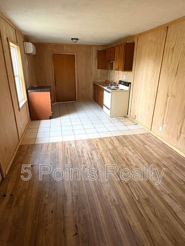 Building Photo - 7435 Cycle Ln