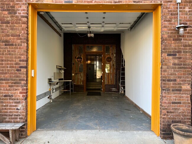 Building Photo - 918 E 5th St
