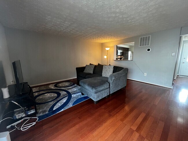 Building Photo - Beautiful 3 BR/2.5 BA Townhome in Bowie!