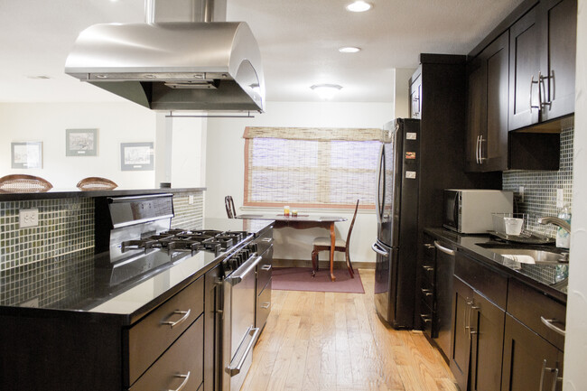Building Photo - 6623 Orangewood Dr