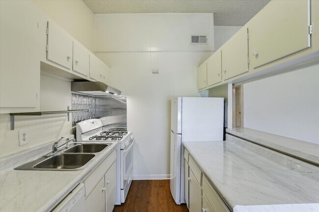 Building Photo - 612 W 51st St
