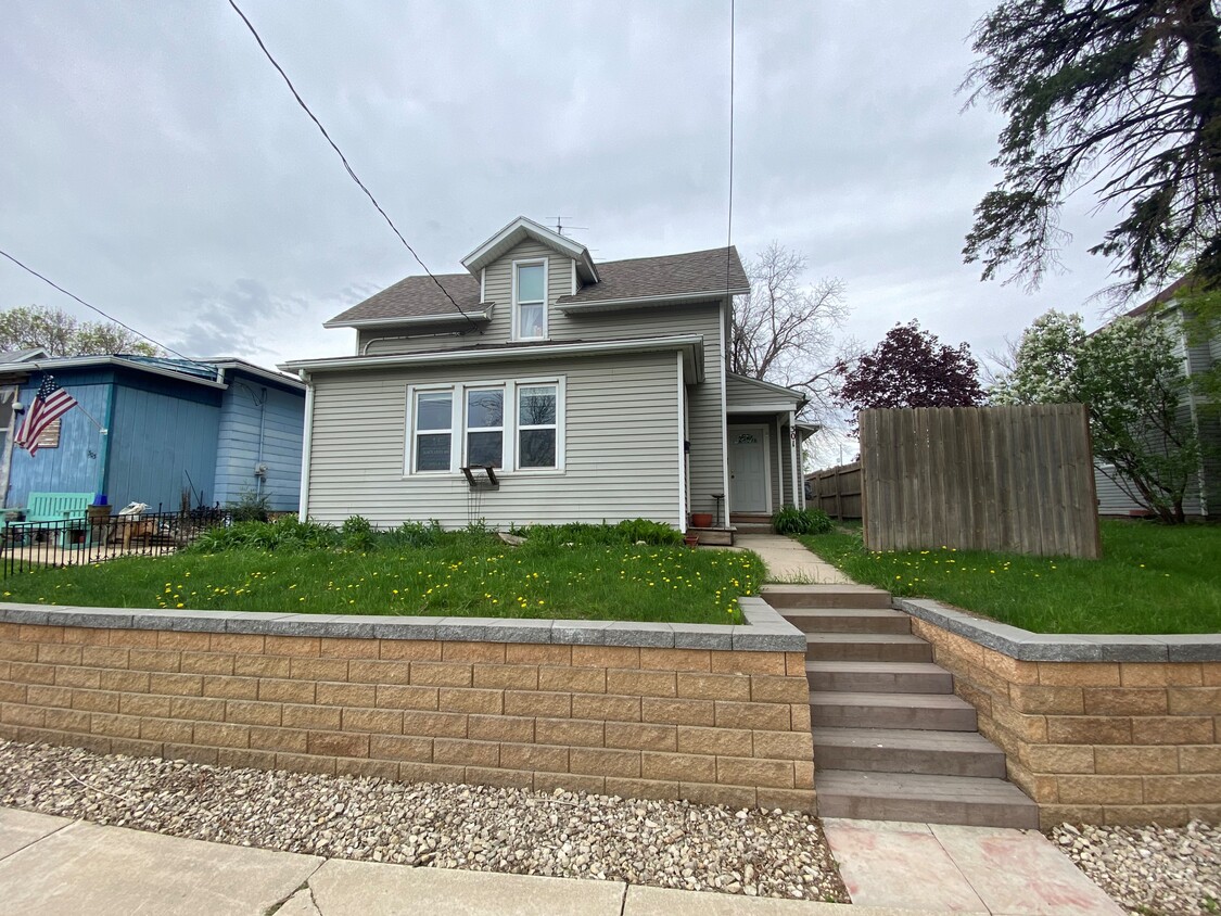 Primary Photo - 301 6th St NW