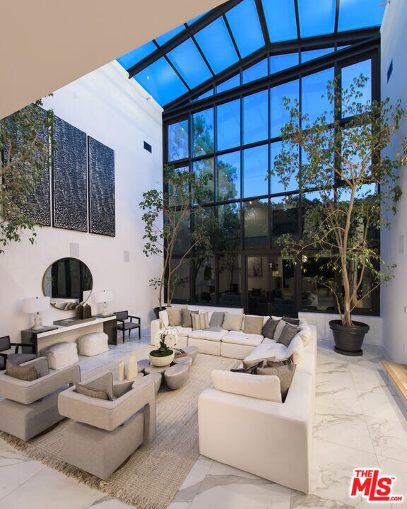 Foto del edificio - 1378 N Doheny Dr