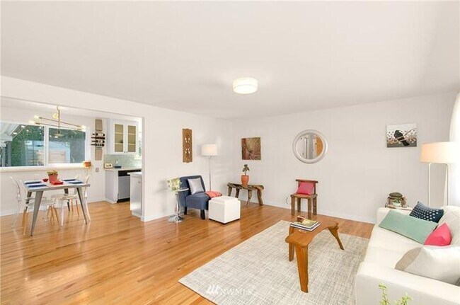 Foto del edificio - Midcentury Modern Rambler with Designer Kitchen & Spacious Fenced Yard