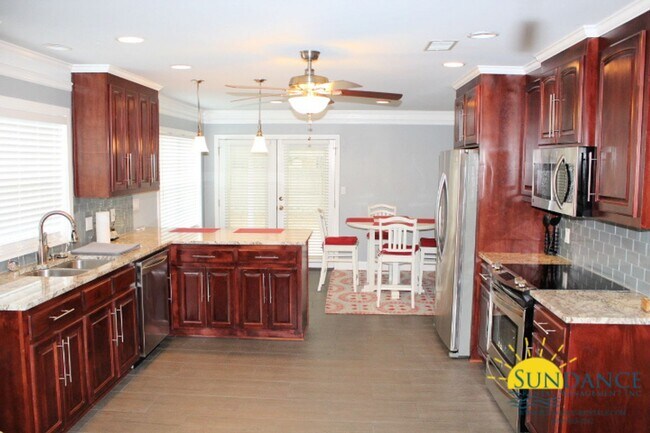 Building Photo - Beautiful Fully Furnished 3 Bedroom Home i...