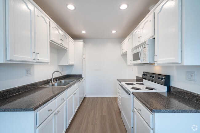 1BR, 1BA - 815SF - Kitchen - Woodland House Apartments