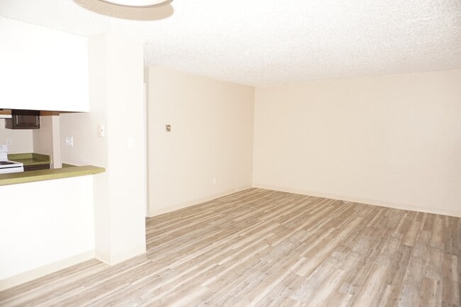 Foto del edificio - Spacious 2 Bedroom Condo-SPECIAL PRICING.