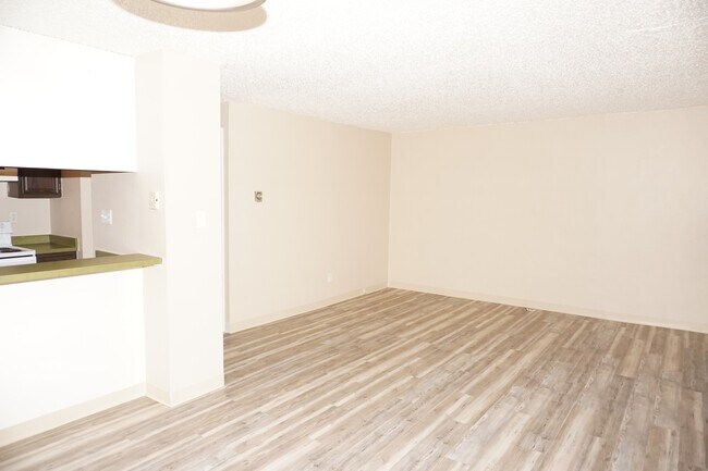 Building Photo - Spacious 2 Bedroom Condo-SPECIAL PRICING.
