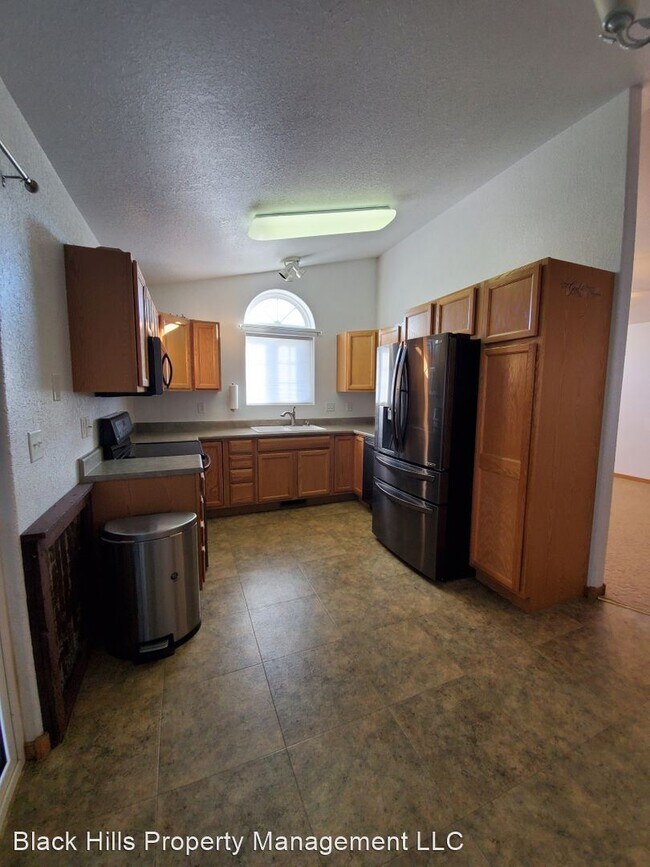 Building Photo - 3 br, 2 bath House - 646 Country Rd. W.