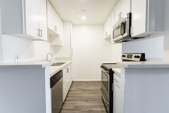 Interior Photo - 6310 Sylmar Ave