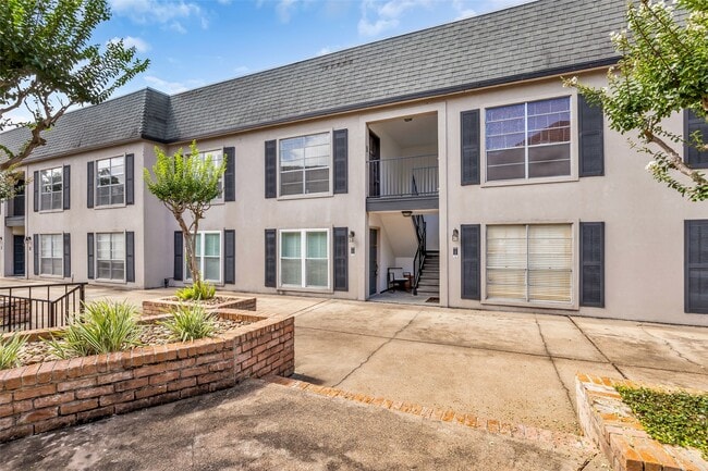 Building Photo - 1800 Stoney Brook Dr