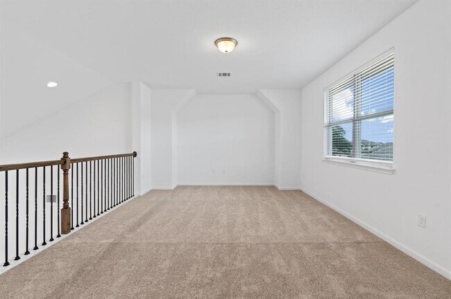 Foto del edificio - 348 Rend Dr
