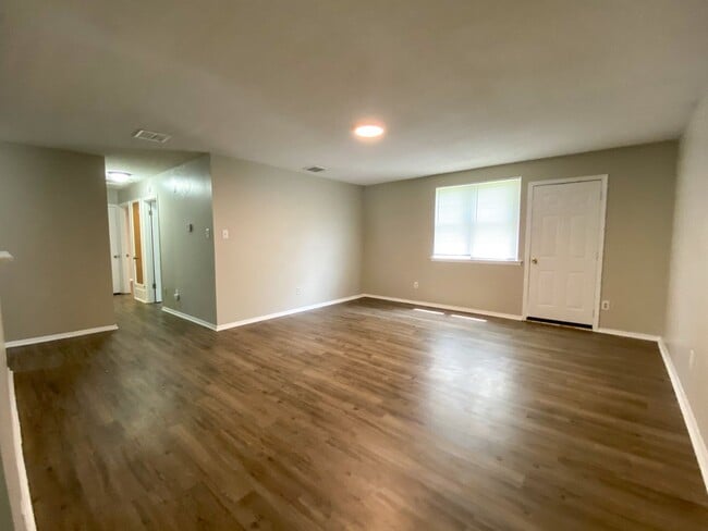 Building Photo - 3 bedroom 2 bathroom near Ramill and St Elmo