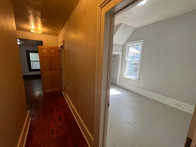 Building Photo - Upgraded 3 Bed 1 Bath Home off Oak Ave For...