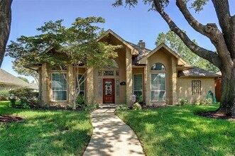 Building Photo - 108 Mesquitewood St