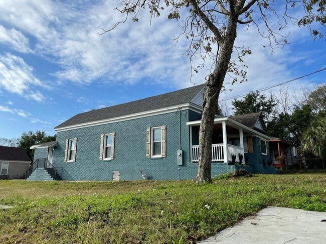 Building Photo - 23 E Brainerd St