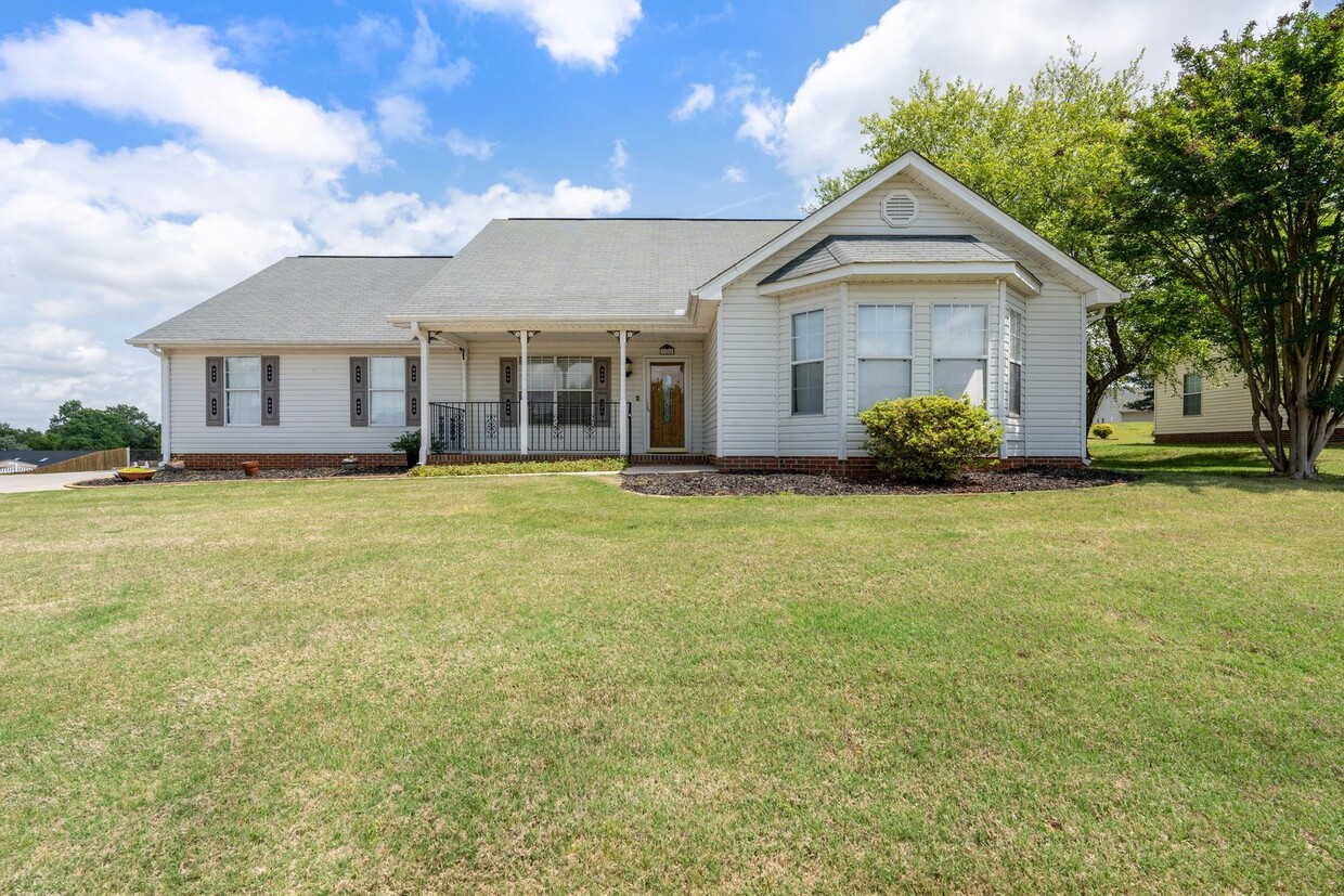 Primary Photo - Spacious 3 Bedroom Home Near Downtown Gree...