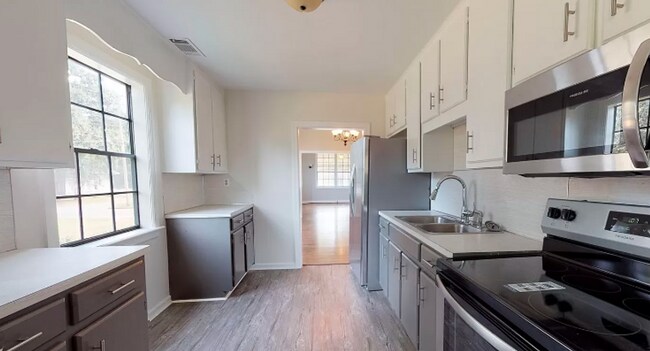 Building Photo - MOVE IN SPECIAL - FIRST MONTH FREE!!!
