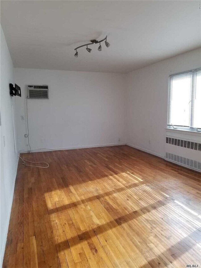 Foto del edificio - 124 Denton Ave
