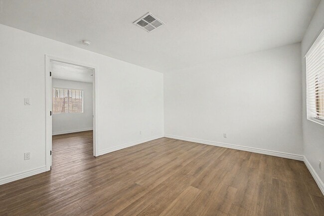 Building Photo - 1438 E Adams St