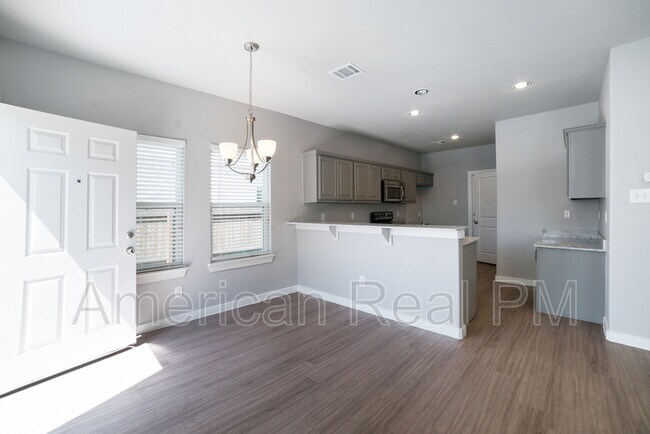 Building Photo - 9918 Ironhorse Dr