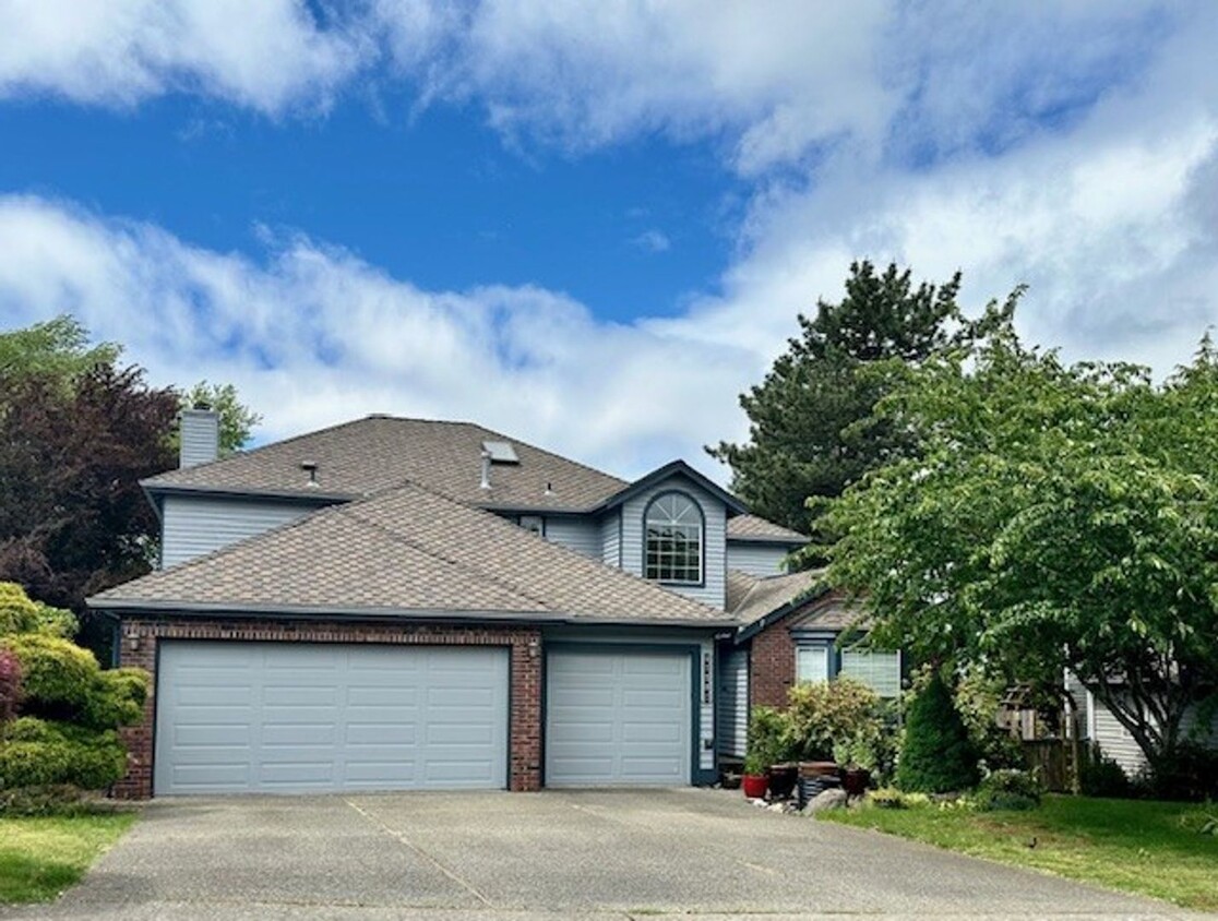 Primary Photo - Beautiful Kitchen and Large back yard in a...