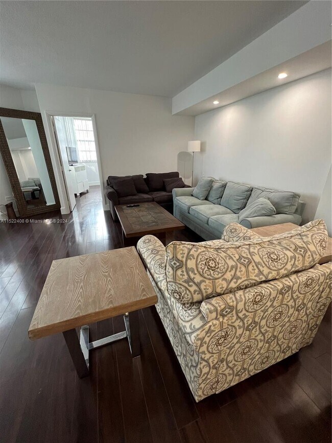 Building Photo - 825 Brickell Bay Dr