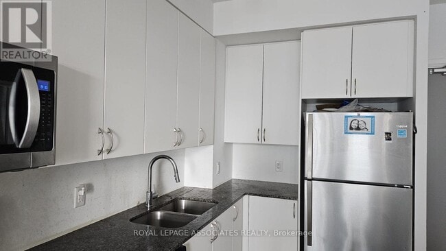 Building Photo - 3220-3220 Sheppard Ave E
