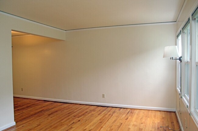 Building Photo - Character-Rich 2 Bedroom Condo in the hear...