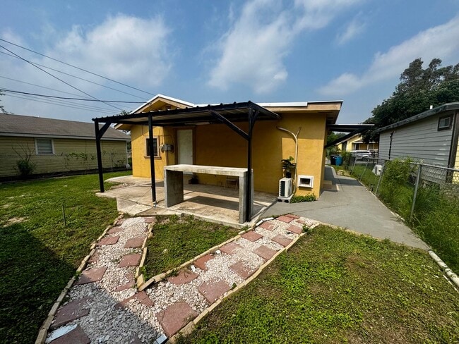 Building Photo - 3309 S G Ln