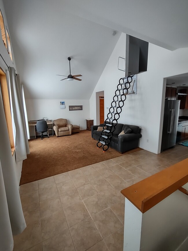 Escalera retráctil a loft - 114 Aldasoro Rd
